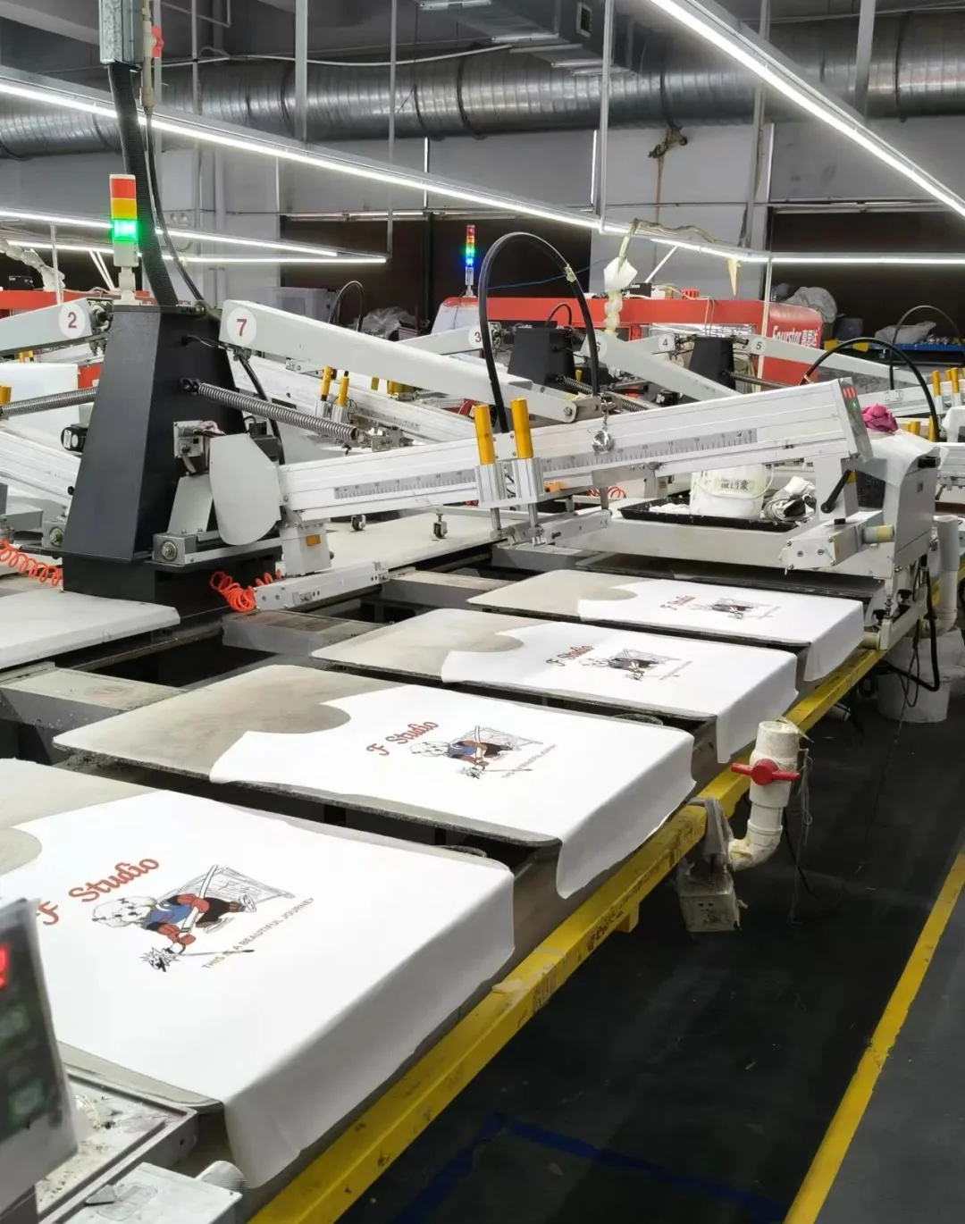 multi station screen printing line for T-shirt production