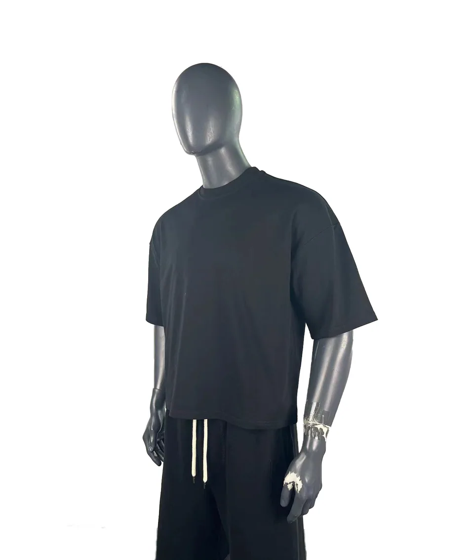 Black cropped T-shirt with dropped shoulders on a mannequin